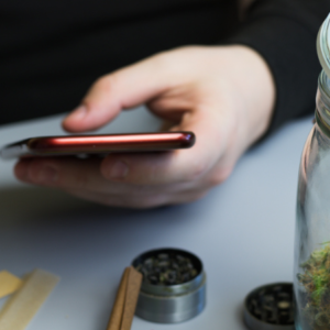 NAVIGATING THE BULK WEED MARKET: TIPS FOR CONSUMERS AND RETAILERS
